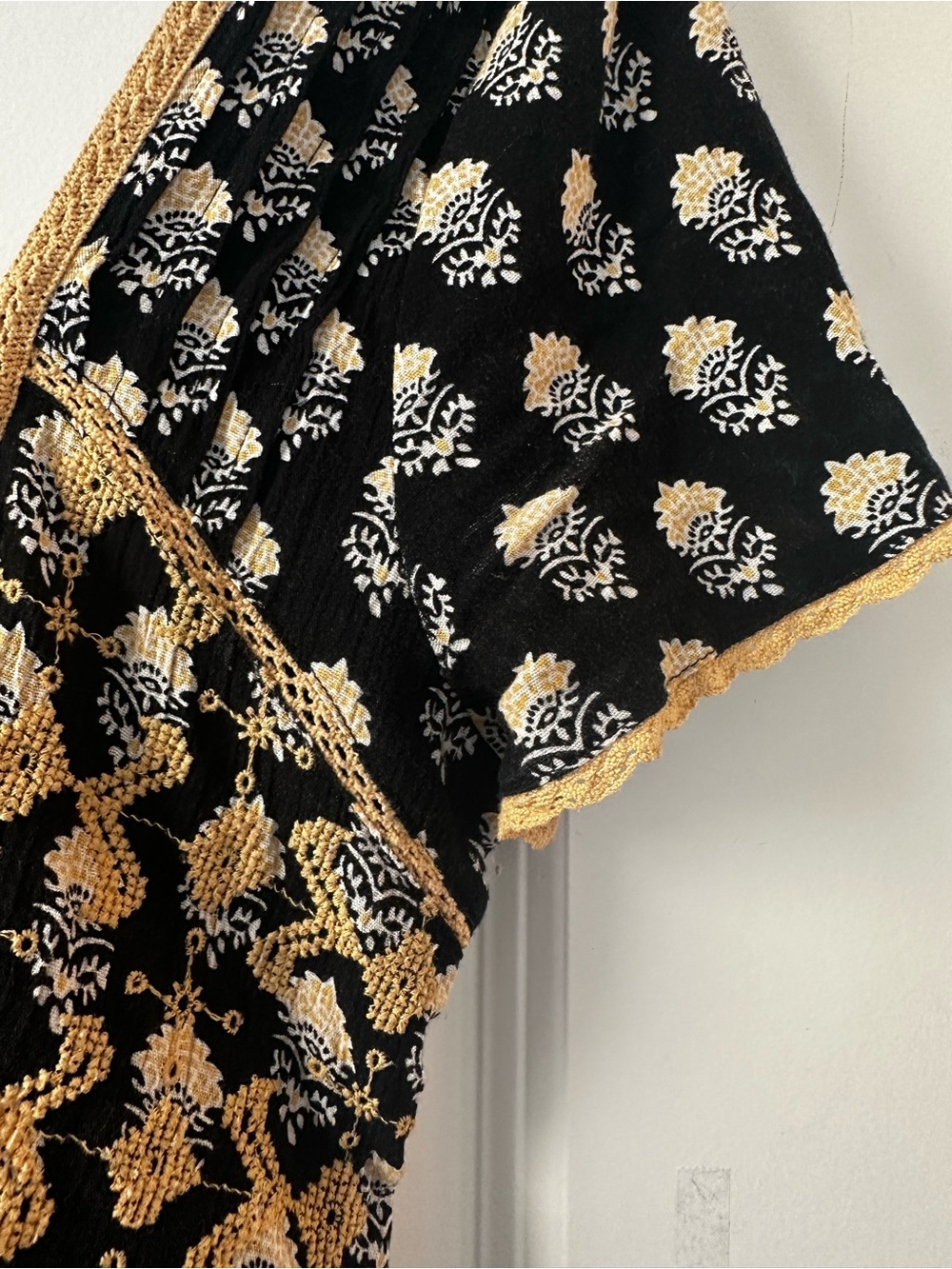 American Eagle Black Gold Embroidered Peplum Top Flutter Sleeve Size Medium - Picture 4 of 7